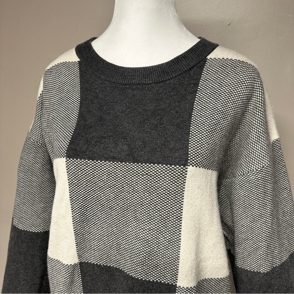Tahari Soft Wide Check Plaid Knit Sweater Gray White Cottage Ranch Holiday Sz L - Picture 4 of 9